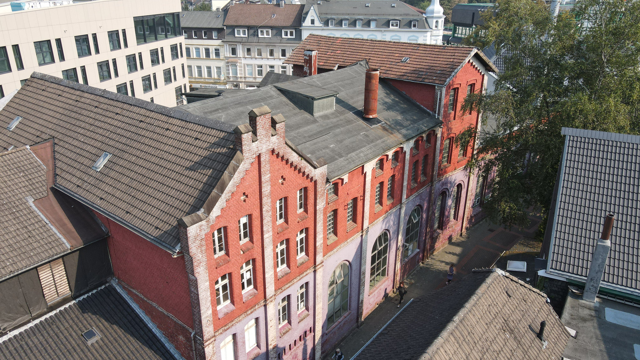 Luftaufnahme der historischen Brauerei Schwelm am Rathausplatz – Backsteingebäude von oben
